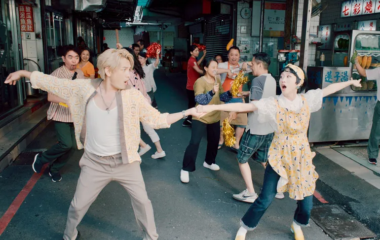 客語歌王羅文裕與LuLu又唱又跳。大賞門文化提供