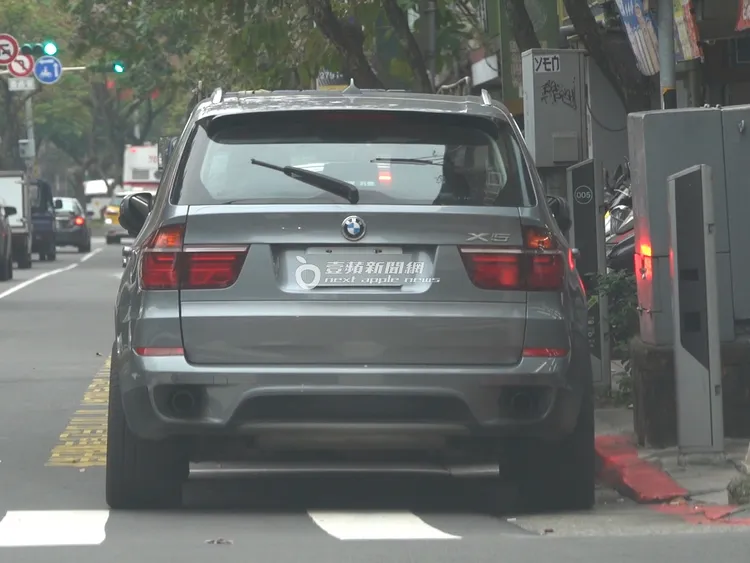哈孝遠吃飽後，將違停在紅線的BMW X5開走。特勤中心攝