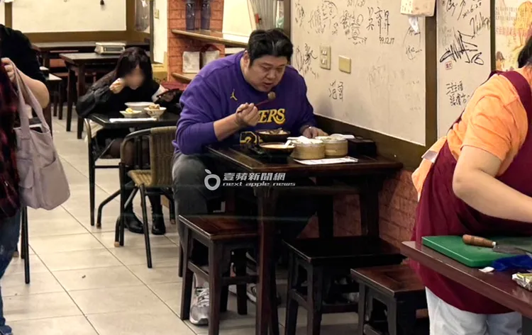 哈孝遠在小吃店享用2蒸籠及2大碗美食，共４碗大快朵頤。特勤中心攝