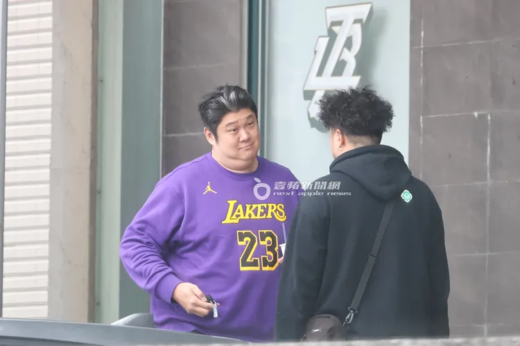 哈孝遠（左）拿著自己英文名子Corey的車鑰匙圈，不時做出滑稽表情跟林玠禾交談。特勤中心攝