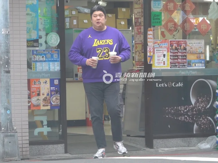 哈孝遠拿著2杯冷飲走出全家超商。特勤中心攝