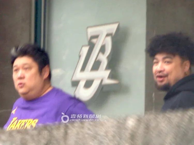 台啤助理教練哈孝遠（左）與訓練員林玠禾在臺灣菸酒公司籃球場外聊到笑開懷。特勤中心攝