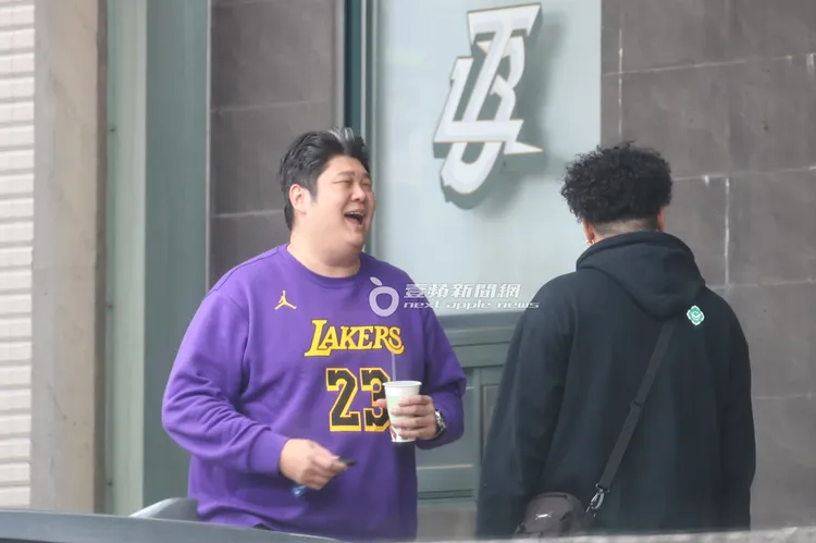 哈孝遠（左）與台啤籃球隊訓練員林玠禾在球場門口哈拉。特勤中心攝