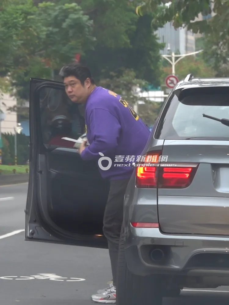 哈孝遠拿著2杯飲料上車，吃力的將屁股塞進駕駛座。特勤中心攝