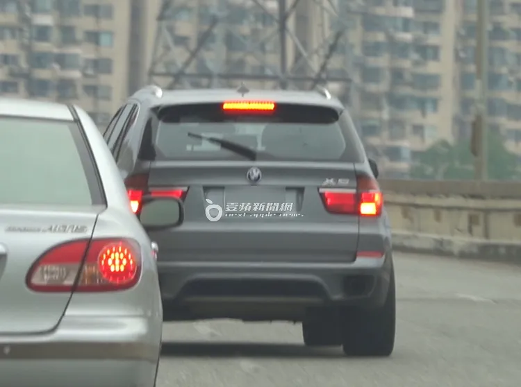 哈孝遠在快速道路疾馳，穿梭車陣中未打方向燈。特勤中心攝