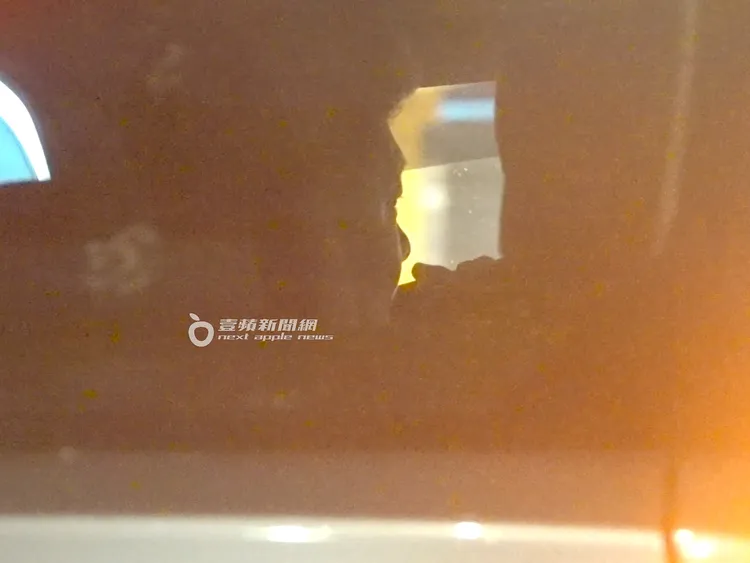 哈孝遠離開球場，邊開車邊講手機。特勤中心攝