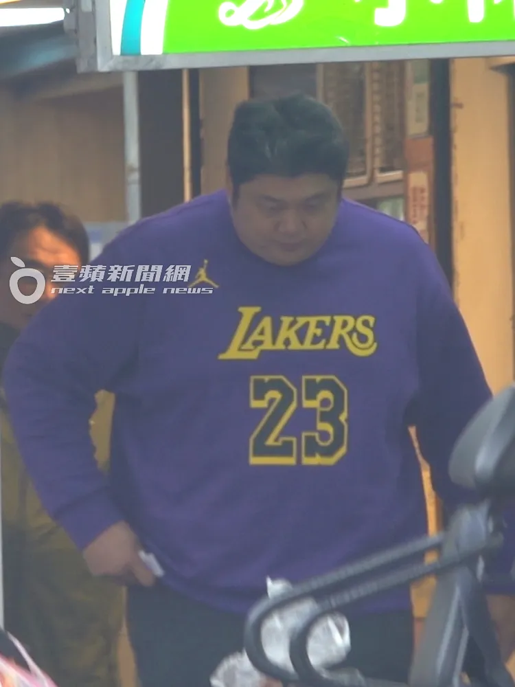 哈孝遠吃完美食把零錢與發票放到口袋。特勤中心攝