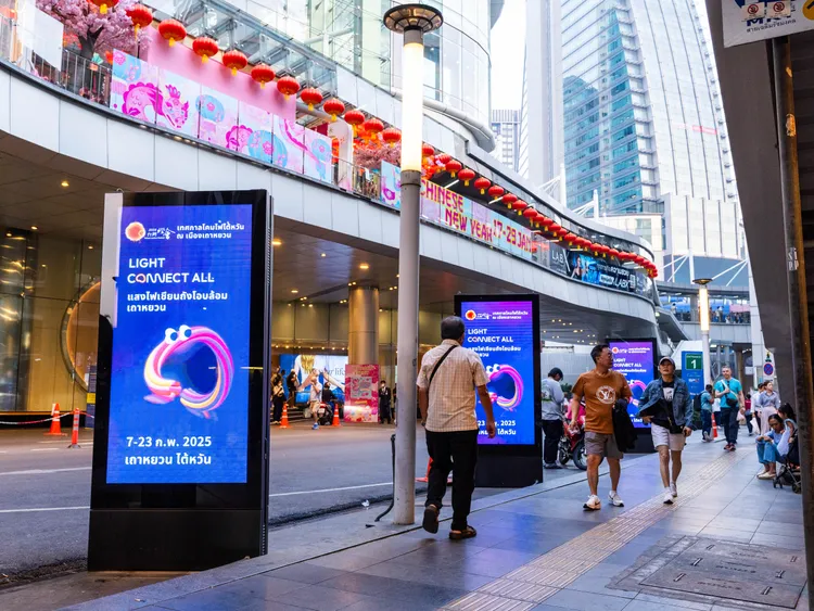 醒目的「2025台灣燈會在桃園」動態海報，吸引泰國曼谷市中心旅客駐足觀賞。觀光局提供