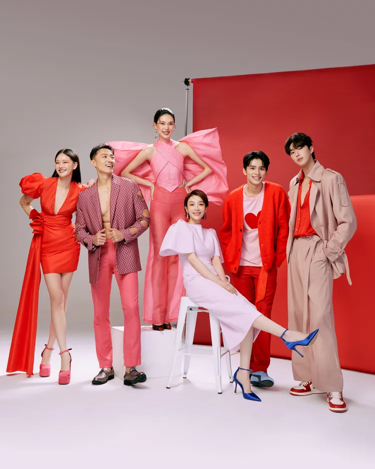 伊林娛樂名模藝人林玟萱（左起）、邱求新、王思偉、蔡淑臻、王品澔、金雲棚拍農曆年賀卡。