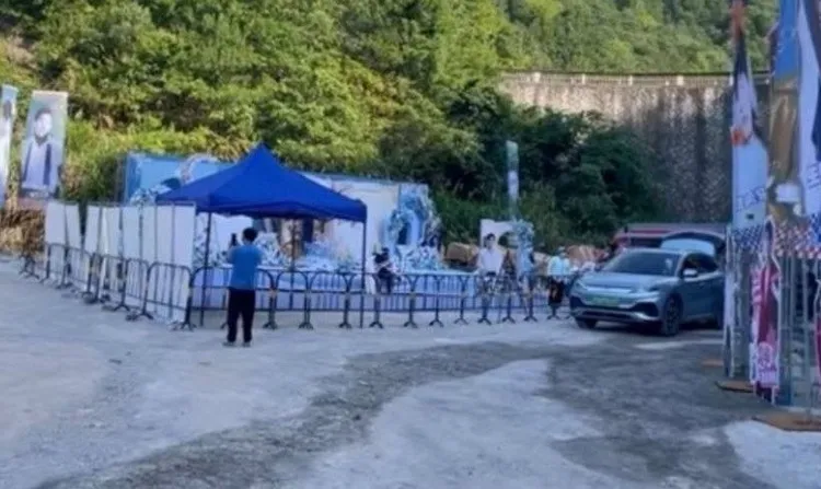 疑似劉學義粉絲把布條拉到孟子義車子前面現場照。翻攝微博
