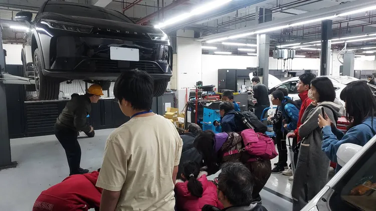 學子們至LUXLIFE服務中心觀摩電動車售後服務。業者提供