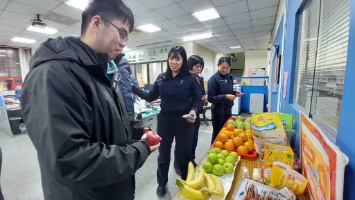 桃园警戮力投入年货大街交管 警友相挺!「行动补给站」送暖