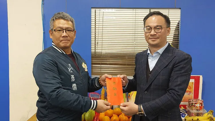 園警友辦事處主任杜彥儒(左)贈獎勵金予桃園分局長王智民。桃園警分局提供