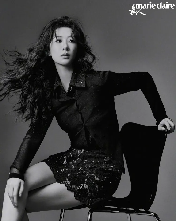 楊紫拍攝《嘉人》時尚大片。翻攝《嘉人》微博
