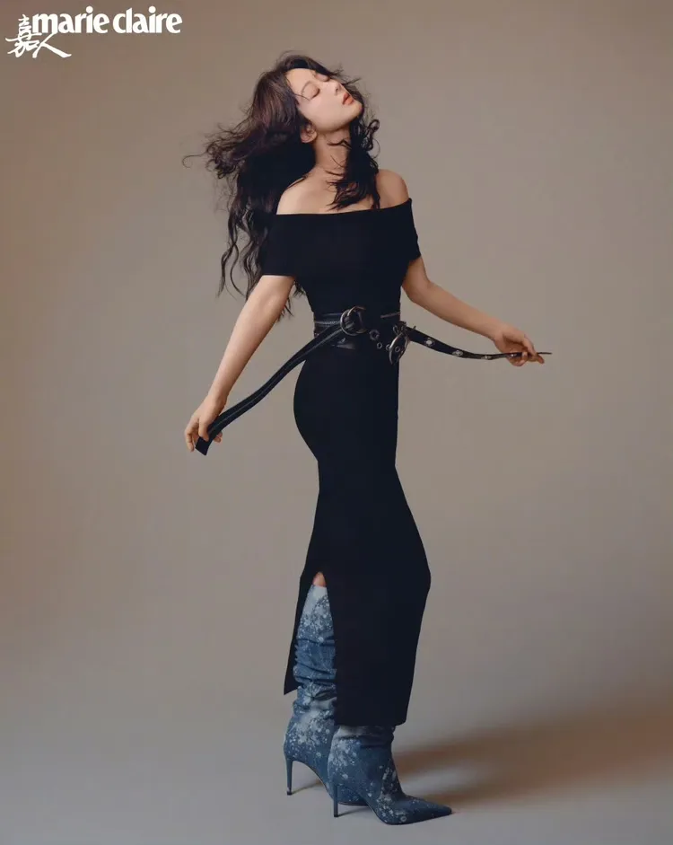 楊紫以平口洋裝、丹寧長靴演繹現代時髦風格。翻攝《嘉人》微博