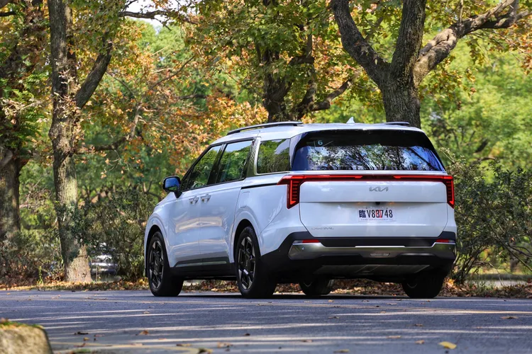 車尾的乾淨線條與星圖尾燈組相呼應，再加上隱藏式後雨刷，讓整體視覺風格更加優雅精緻。林浩昇攝