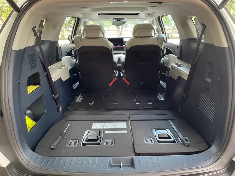 將4/2/4分離的後排座椅全數傾倒，再將第二排座椅推至最前，便可將容積擴充到驚人的2,905公升。林浩昇攝