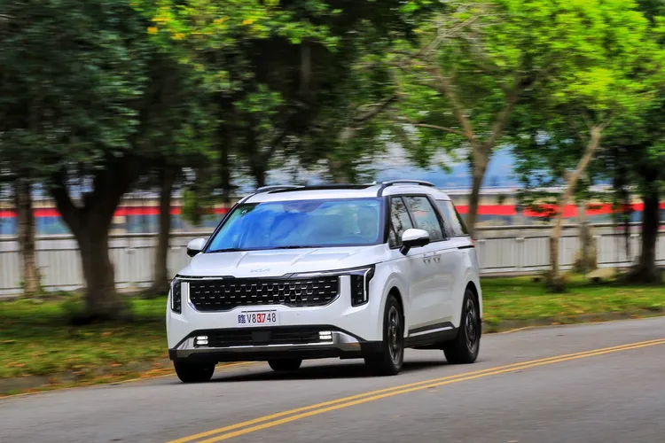 Carnival的扭力峰值依舊能夠迅速爆發，且輸出特性非常平順，即使深踩油門動力也會穩定湧現。林浩昇攝