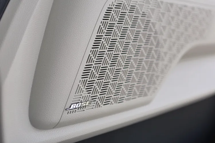 選配Premium Plus套件後，全車即配備12具揚聲器的BOSE音響系統。林浩昇攝