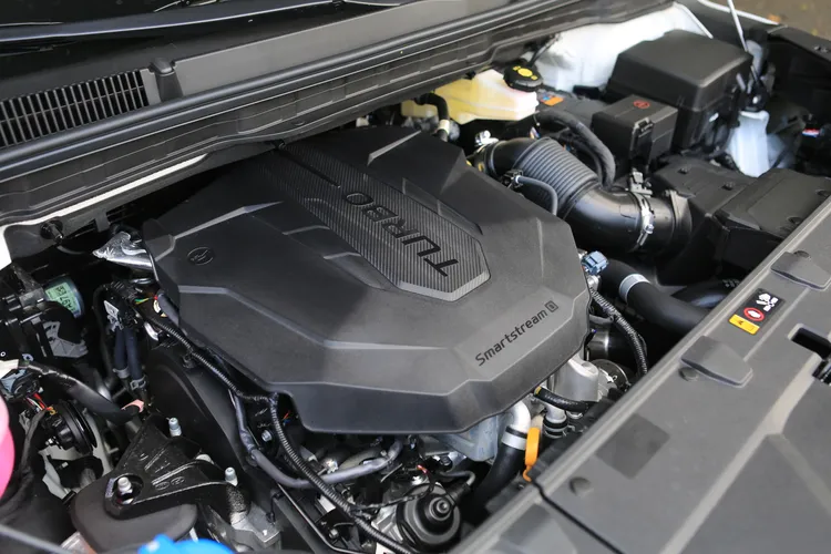 小改款Carnival的2.2升柴油引擎，馬力輸出從202匹調降至194匹，但同時油耗卻因此而進步至14.7km/L。林浩昇攝