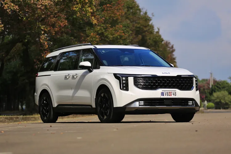 小改款Carnival從車頭到車尾的設計，都帶有獨特的未來感。林浩昇攝