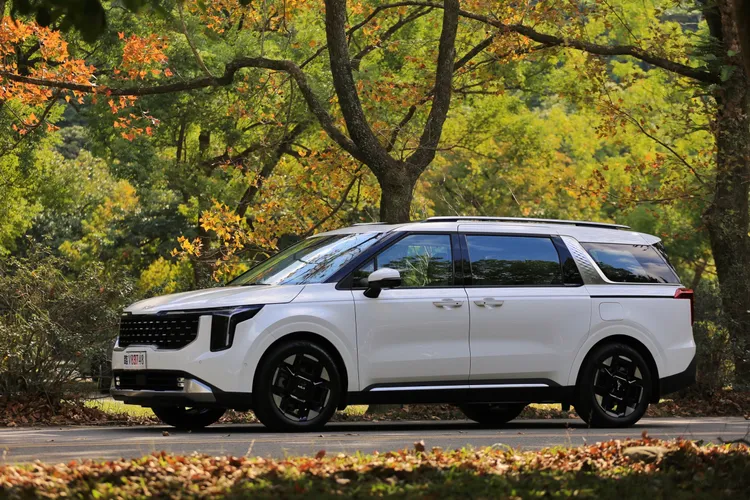 新款19吋雙色鋁合金輪圈，以幾何造型帶來強烈的視覺衝擊，也是近年Kia擅長的設計筆觸。林浩昇攝