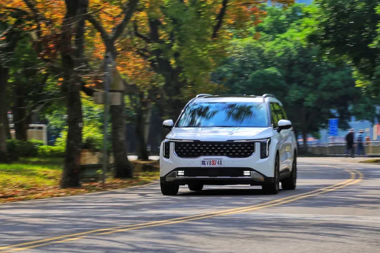 Carnival底盤調校一如既往，在舒適的調性之中，避震器阻尼仍維持一部份明顯的支撐性，可以適度傳達路面資訊與提升駕駛信心。林浩昇攝