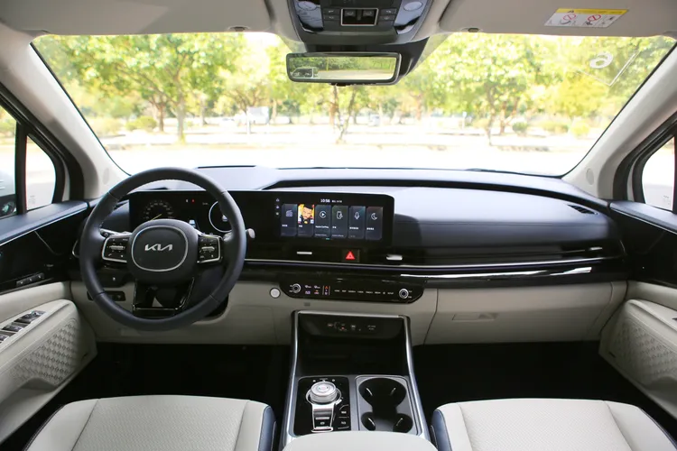 Carnival小改款內飾令人耳目一新，維持既有的豪華科技氛圍之外，中控台重新設計的水平線條搭配64色氣氛燈，帶來更為尊榮的沉浸式視覺饗宴。林浩昇攝