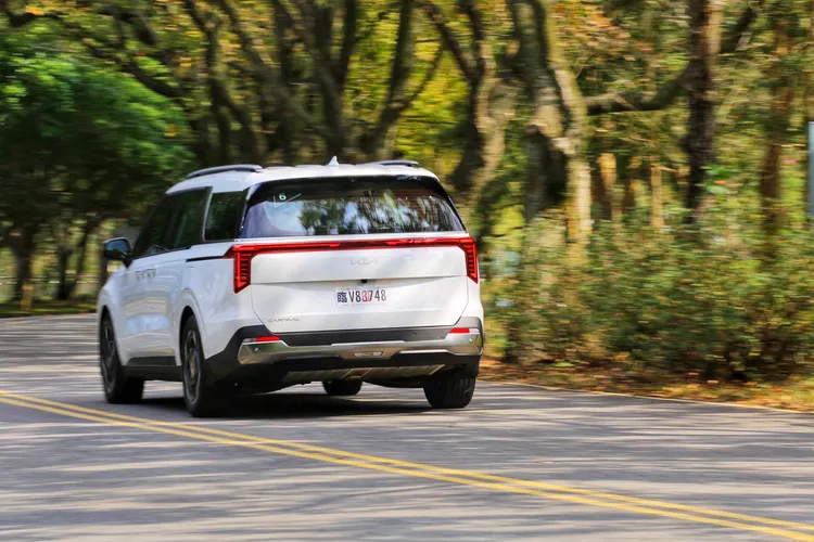 高扭力表現非常適合驅動超過2126公斤的車身重量，尤其是在爬坡時應對得心應手。林浩昇攝