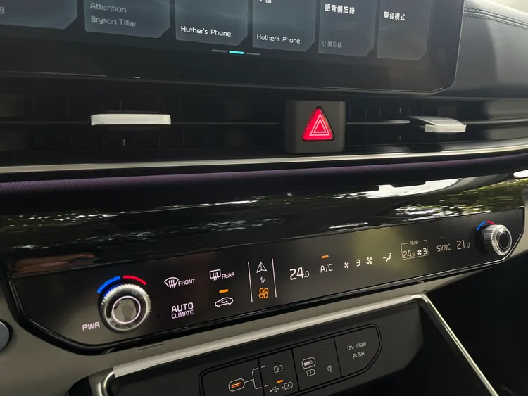 源自EV6電車的可切換式的多功能觸控面板，讓操作介面看來更簡潔之外，卻仍保留操作直覺的優勢。林浩昇攝