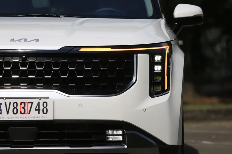 車頭結合Vertical LED晶曜頭燈與Star Map LED星圖日行燈，不僅提升辨識度，更展現出品牌趨近於電動車的般的設計進化。林浩昇攝