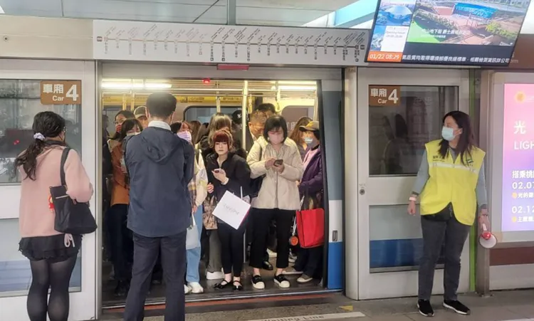 服務人員使用擴音器現場宣導。台北捷運公司提供