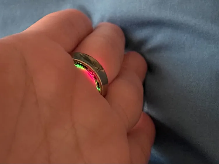 Galaxy Ring內建皮膚溫度感應器、心率監測感應器、加速度感應器來協助檢測心率、活動量和睡眠數據。趙筱文 攝影