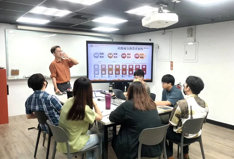 一宇橙數位公司透過申請「小型企業人力提升計畫」，不僅提升員工專業能力，業績更較以往成長20%。南分署提供