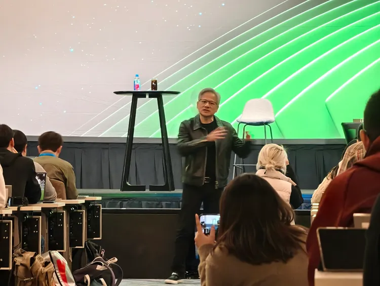 開場發生聲控出現回音小插曲，黃仁勳索性站到台下與媒體進行互動。趙筱文攝影