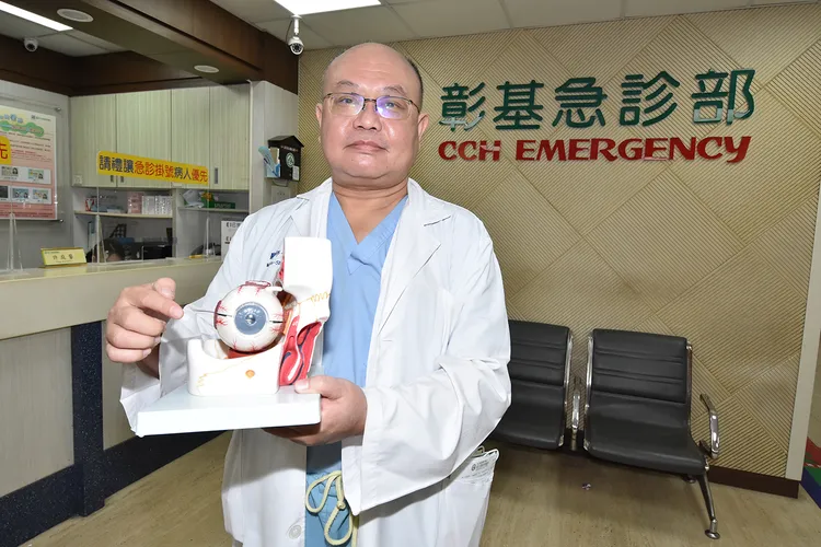 黃勉書醫師表示，男性傷患經檢查顯示嚴重的燒燙傷，右側顏面骨爆裂性骨折，右眼球因此破裂失明。彰基提供