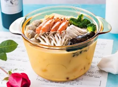 康寧餐具迎蛇年新春檔期同步推薦「晶華鍋」雙鍋組1.2L+3.8L，原價6360元，特惠價1888元，29折起，買再送Pyrex耐熱湯匙，原價450元。業者提供