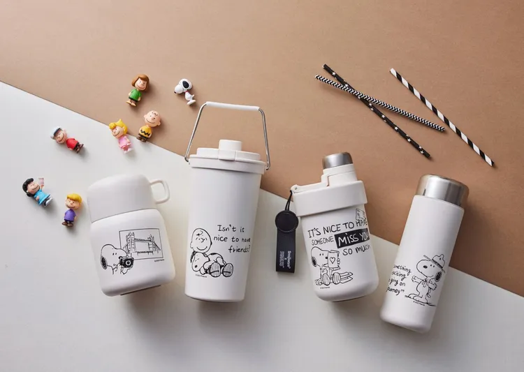 康寧餐具新春檔期期間，推出「海灘假期」新花色，結合「SNOOPY鋅動輕瓷不鏽鋼保溫杯瓶系列」其他兩大人氣花色「復刻黑白」、「露營趣」共同舉辦買一送一專案，三款花色及品項可任搭任選，價低者為贈品，買再送BH長柄杯刷2支，市價480元。業者提供