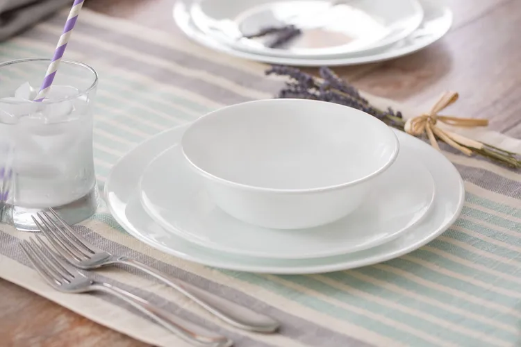 康寧餐具迎蛇年新春檔期「純白系列餐盤」原價310元~460元，任選3件666元。原價480元~610元，任選3件888元。原價630 元~790元，任選3件1080元。業者提供