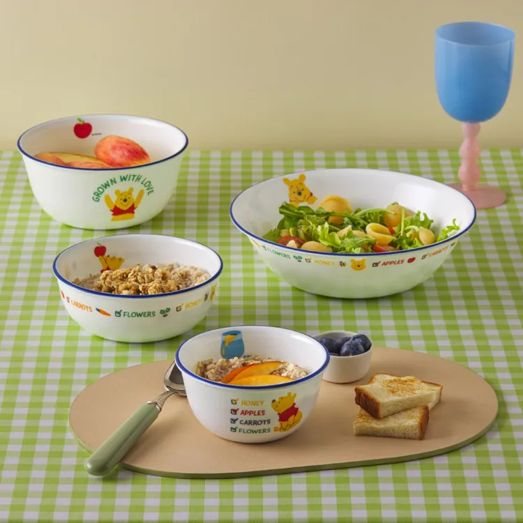 康寧餐具「小熊維尼 開心農場」共9款新花色餐碗、餐盤上市 ，新春檔期舉辦買一送一超值方案，凡購買「小熊維尼_開心農場」系列餐盤，即送「小熊維尼_復刻黑白」系列餐盤，活動僅限同款盤型。業者提供