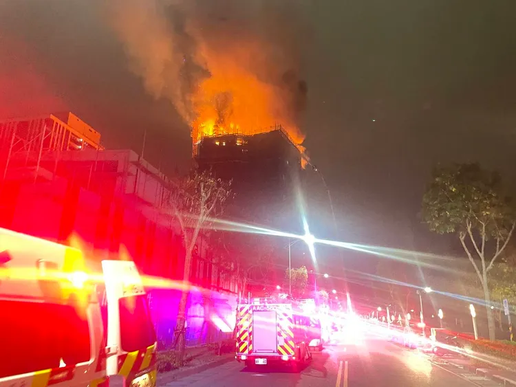 消防局灌救中。翻攝畫面