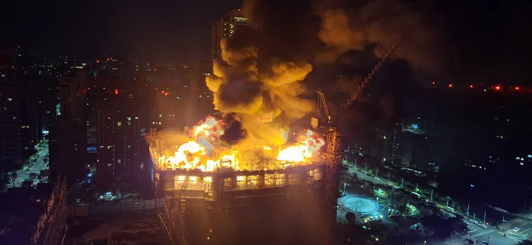 「亞昕森中央」高樓層起火。翻攝畫面