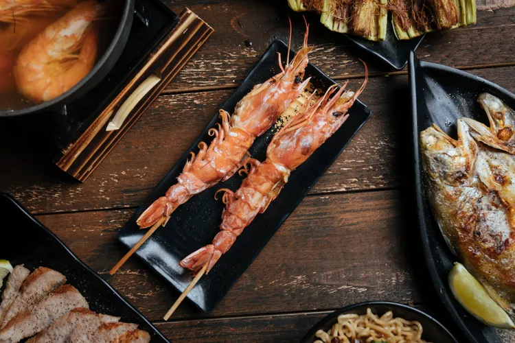 柒息地新春雙人餐再加碼送出兩隻「發財大紅蝦」。業者提供