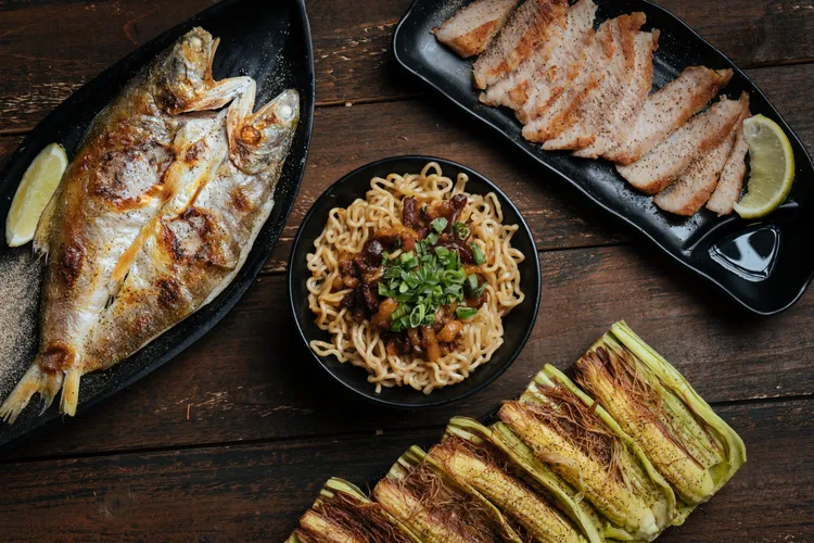 柒息地新春雙人餐，包含了台灣松阪豬、午仔魚一夜干、帶殼玉米筍、台日友好滷肉拉麵、燒酒蝦，以及蜜香烏龍茶。業者提供