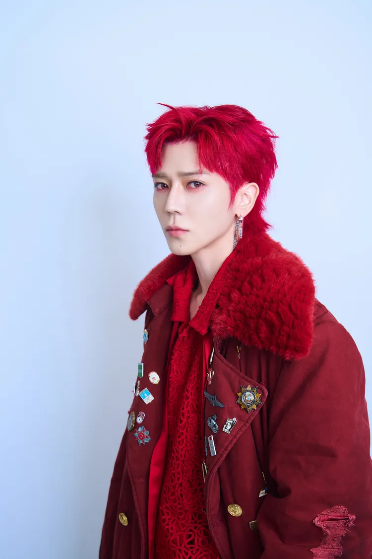 畢書盡新春應景扮相紅通通。圖／索尼音樂提供