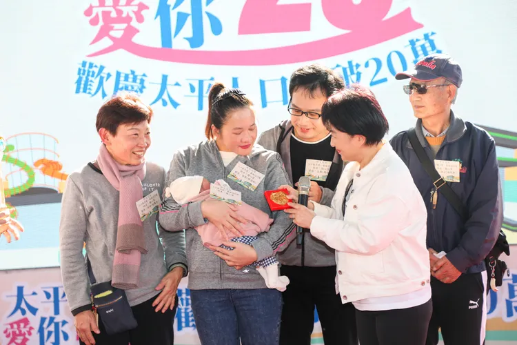 盧秀燕致贈好禮給最接近第20萬人的新生兒及其家人。市府提供