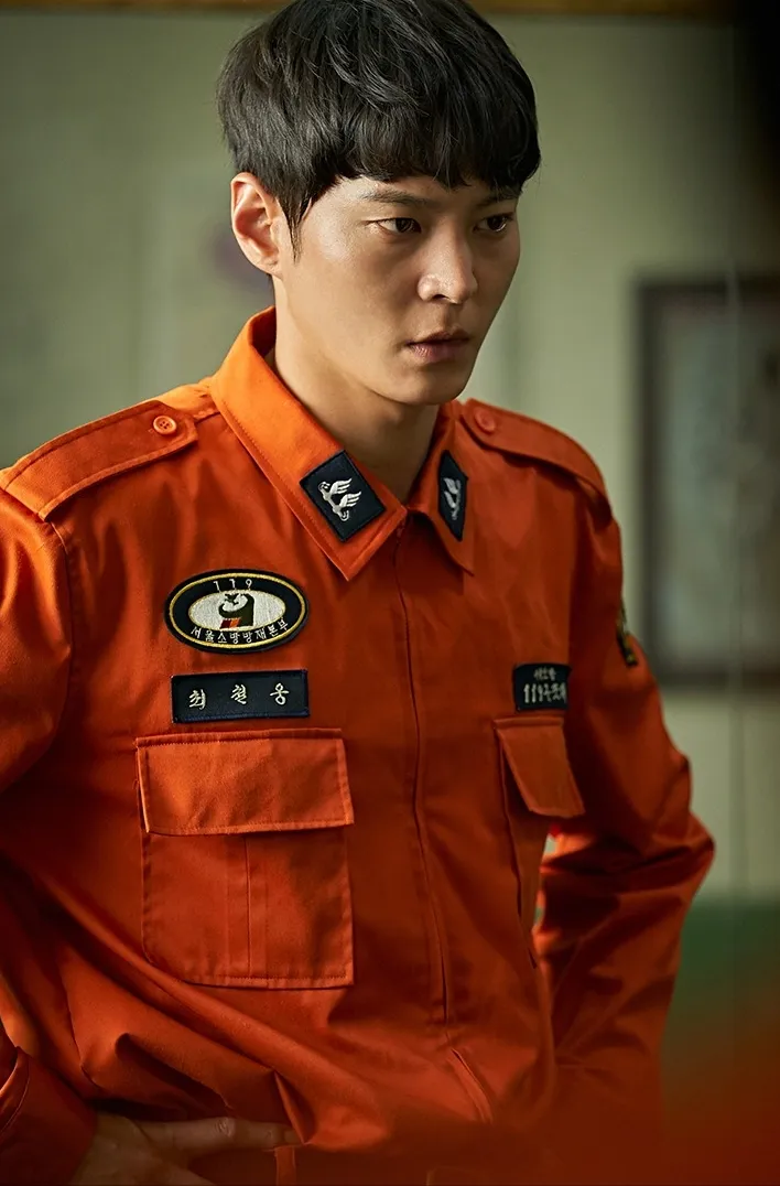 周元飾演菜鳥消防員。翻攝BY4M STUDIO