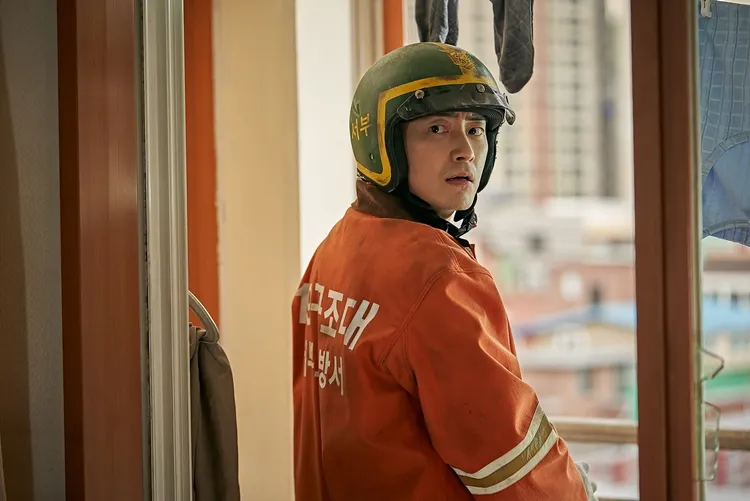 李浚赫克服對火的恐懼，2度挑戰消防員角色。翻攝BY4M STUDIO