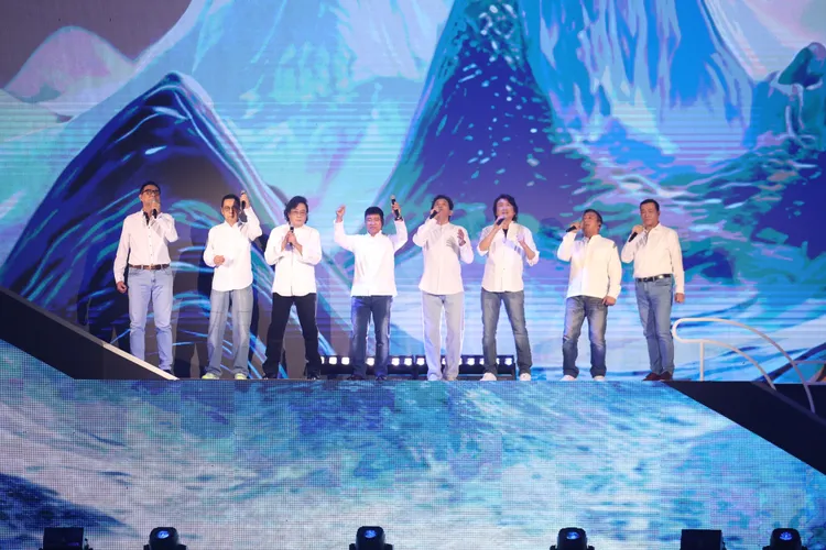 8位男歌手登高峰演繹《今山古道》磅礴開場。彭欣偉攝