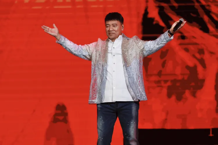 施孝榮向歌迷們打招呼問好。彭欣偉攝